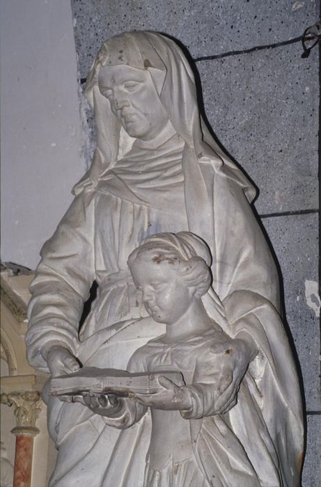 groupe sculpté : Sainte Anne et la Vierge, vue partielle - © Ministère de la Culture (France), Conservation des antiquités et des objets d’art d’Ille-et-Vilaine - Tous droits réservés