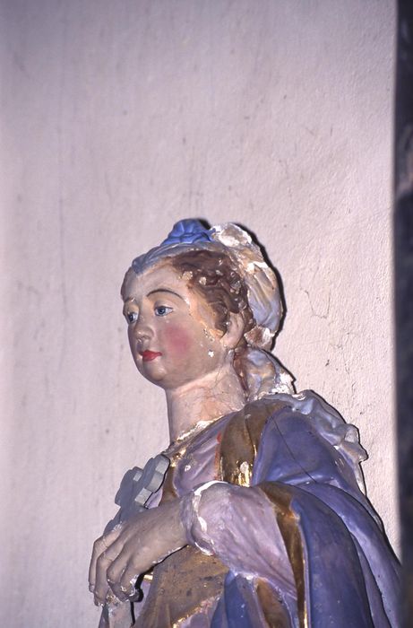 statue : sainte femme, vue partielle