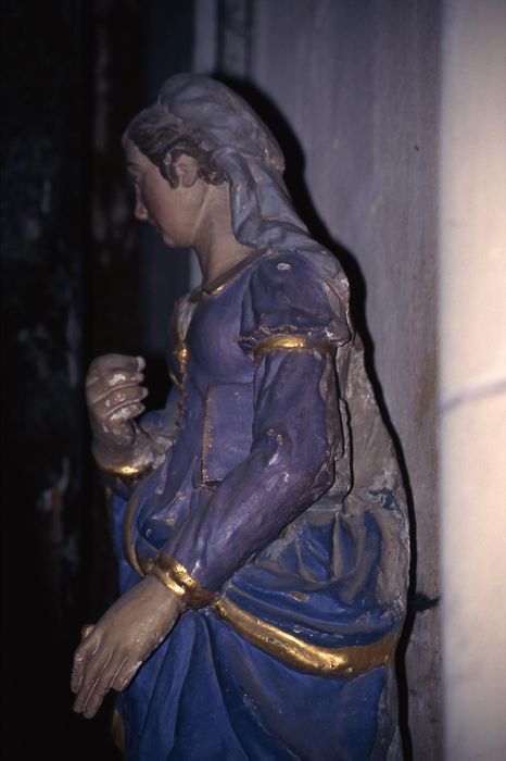 statue : sainte femme, profil gauche, vue partielle