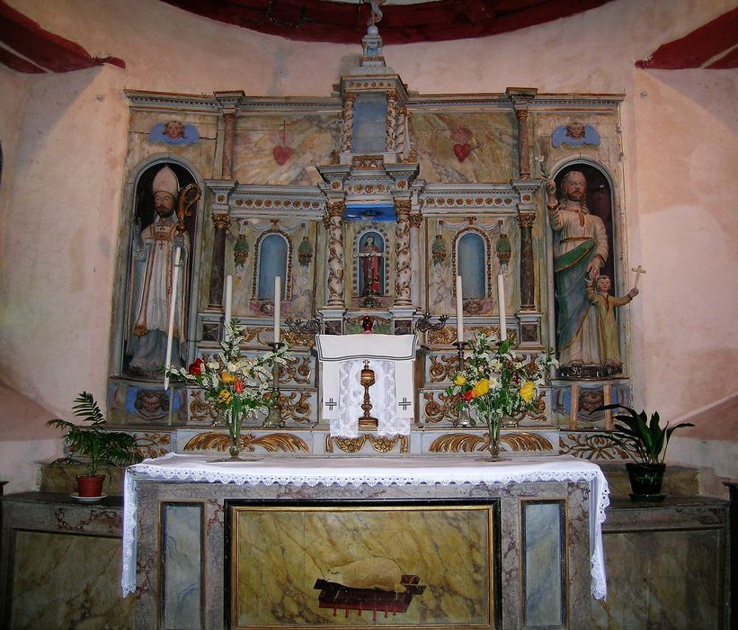 autel (maître-autel), son retable, statues : Saint Joseph et l'Enfant Jésus et Saint Guillaume