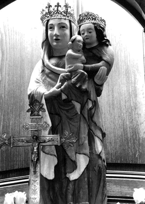 groupe sculpté : Sainte Anne Trinitaire, vue partielle - © Ministère de la Culture (France), Conservation des antiquités et des objets d'art d'Ille-et-Vilaine, tous droits réservés
