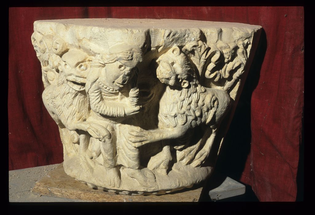 chapiteau roman provenant de l'ancien montage où il servait de socle au bénitier