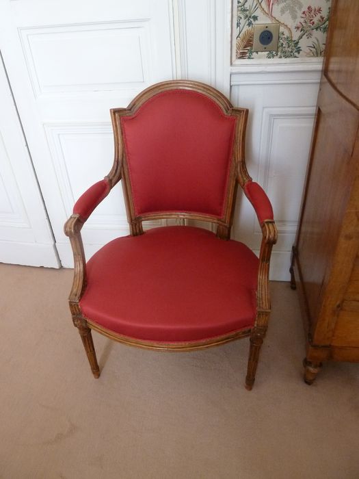 préfecture de l'Indre : fauteuil chapeau de gendarme, vue  générale - © Ministère de la Culture (France), Conservation des antiquités et des objets d'art de l'Indre, tous droits réservés 