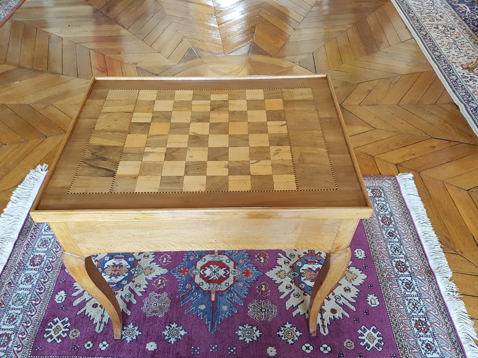 table à jeu (table de tric-trac), vue générale - © Ministère de la Culture (France), Conservation des antiquités et des objets d'art de l'Indre, tous droits réservés 