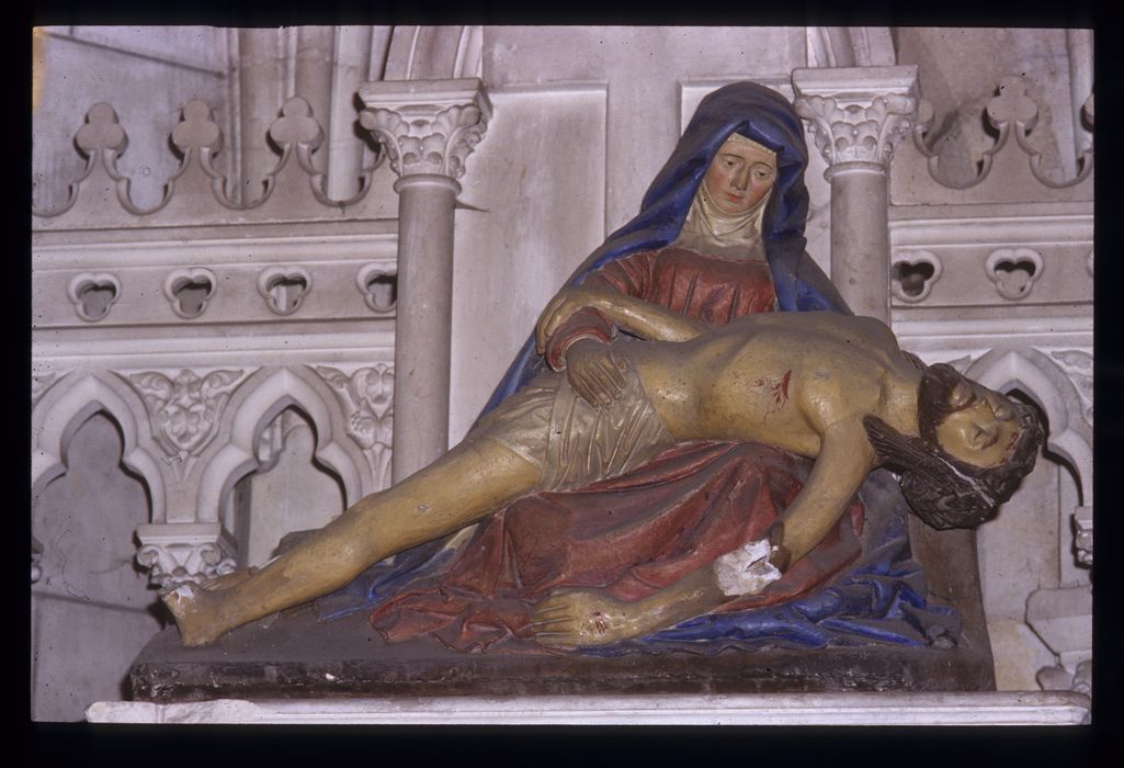 statue : Vierge de Pitié, vue générale