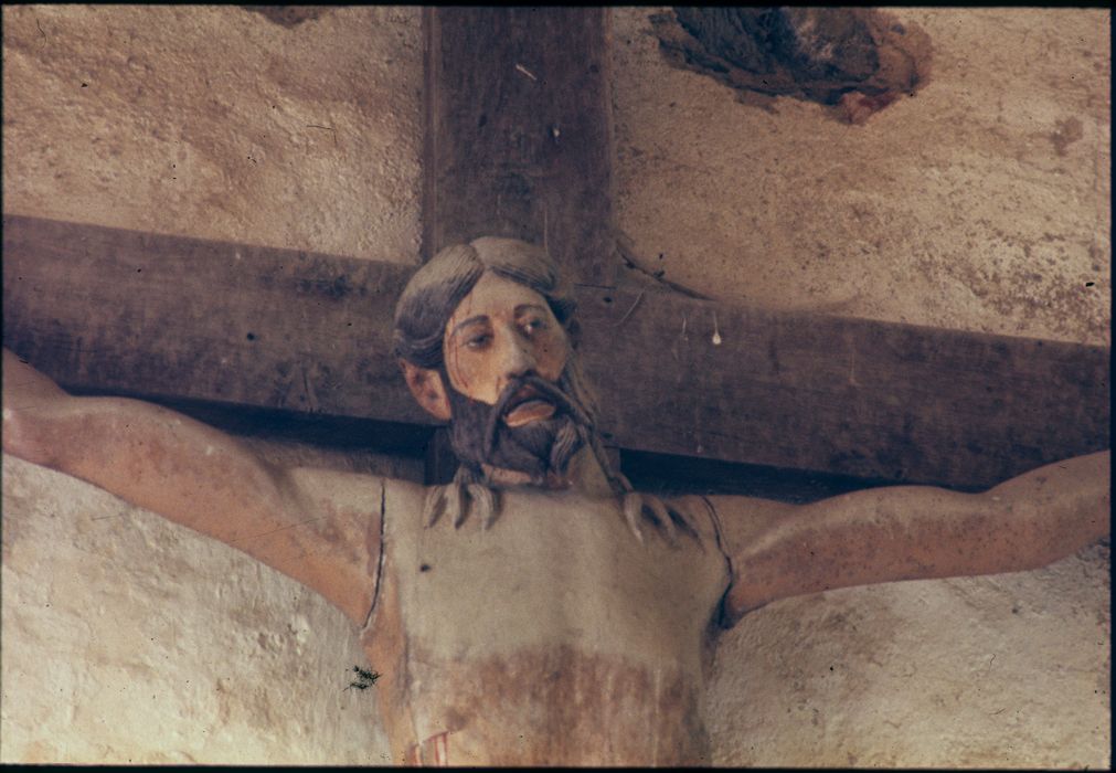 statue : Christ en croix, vue partielle