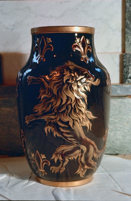 Deux vases décoratifs