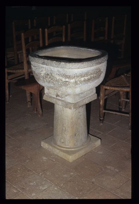 église Saint-Etienne : fonts baptismaux, vue générale - © Ministère de la Culture (France), Conservation des antiquités et des objets d'art de l'Indre, tous droits réservés 