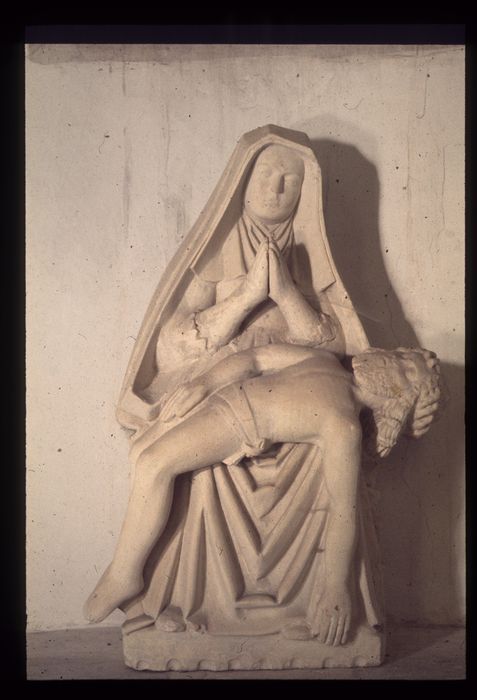 statue : Vierge de Pitié, vue générale