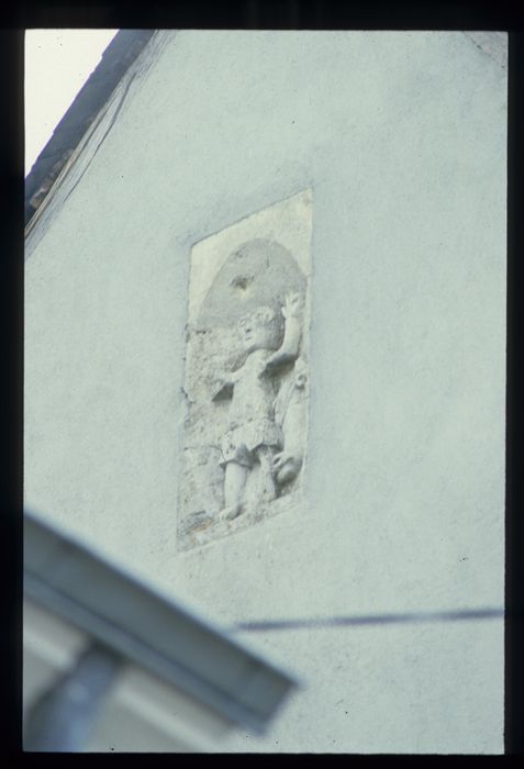 bas-relief : Personnage bras levés avec un animal, vue générale