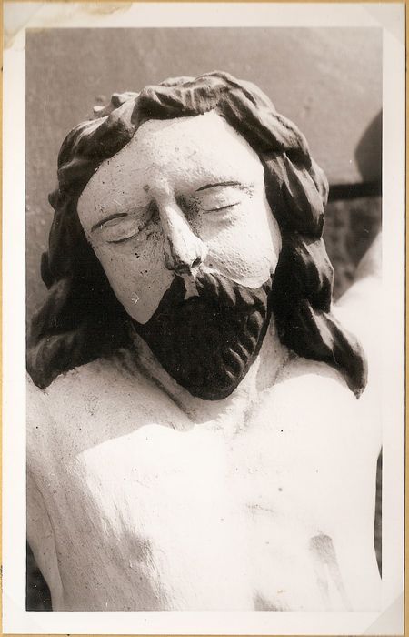 statue : Christ en croix, détail du visage du Christ