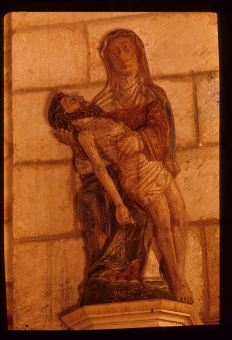 statue : Vierge de Pitié, vue générale - © Ministère de la Culture (France), Conservation des antiquités et des objets d'art de l'Indre, tous droits réservés 