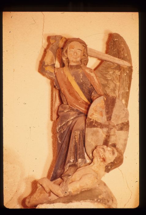 statue : Saint Michel terrassant le dragon, vue générale