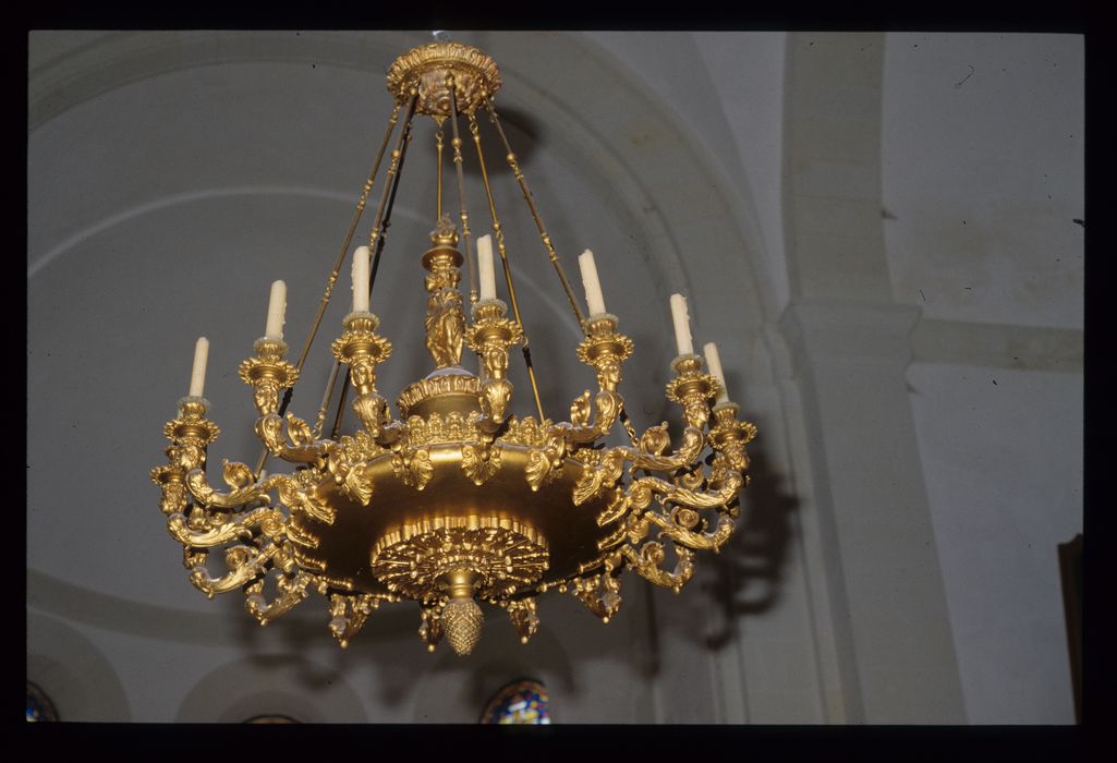 lustre en forme de lampe antique, vue générale - © Ministère de la Culture (France), Conservation des antiquités et des objets d'art de l'Indre, tous droits réservés 