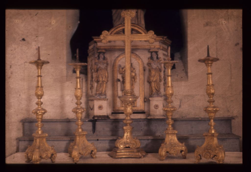 église Saint-Austrégésile : garniture d'autel style classique : croix et quatre chandeliers, vue générale - © Ministère de la Culture (France), Conservation des antiquités et des objets d'art de l'Indre, tous droits réservés 