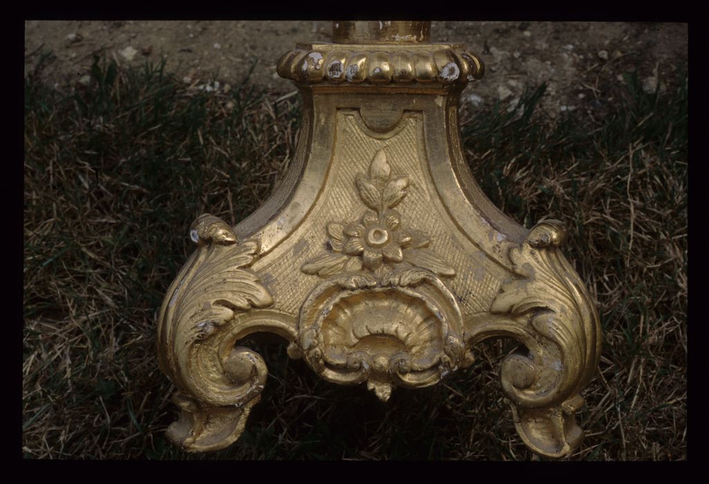 église Saint-Austrégésile : garniture d'autel style classique : chandelier, détail - © Ministère de la Culture (France), Conservation des antiquités et des objets d'art de l'Indre, tous droits réservés 