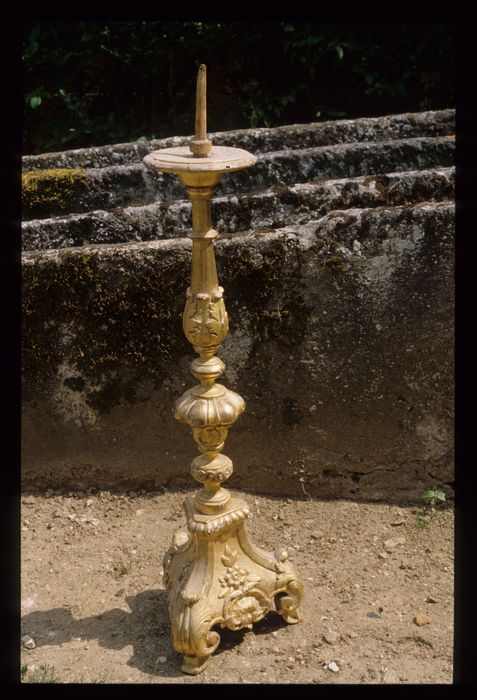 église Saint-Austrégésile : garniture d'autel style classique : chandelier, vue générale - © Ministère de la Culture (France), Conservation des antiquités et des objets d'art de l'Indre, tous droits réservés 