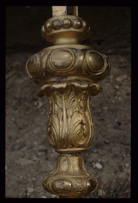 église Saint-Austrégésile : garniture d'autel style classique : chandelier, détail - © Ministère de la Culture (France), Conservation des antiquités et des objets d'art de l'Indre, tous droits réservés 