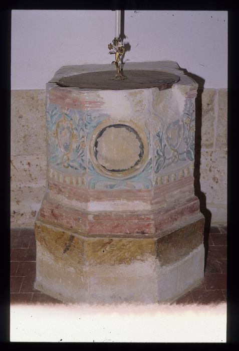 église Saint-Austrégésile : fonts baptismaux, vue générale - © Ministère de la Culture (France), Conservation des antiquités et des objets d'art de l'Indre, tous droits réservés 