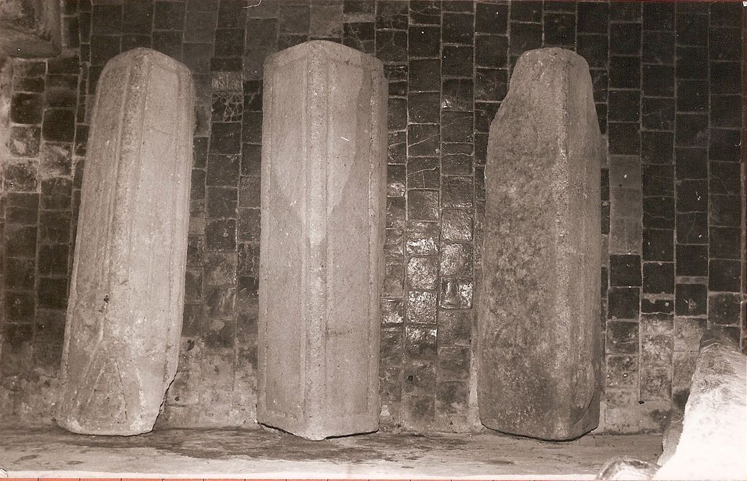 Trois couvercles de sarcophage