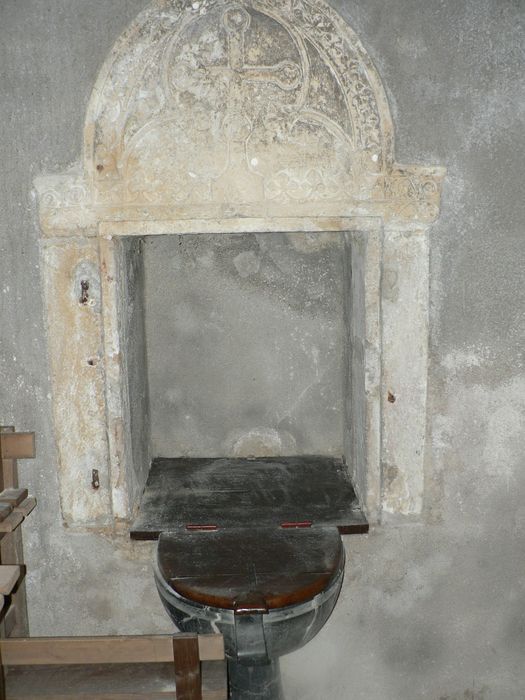 église Saint-Etienne : fonts baptismaux, vue partielle - © Ministère de la Culture (France), Conservation des antiquités et des objets d'art de l'Indre, tous droits réservés 