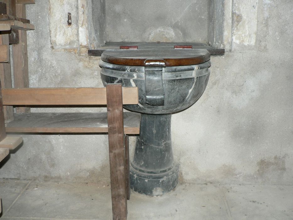 église Saint-Etienne : fonts baptismaux, vue générale - © Ministère de la Culture (France), Conservation des antiquités et des objets d'art de l'Indre, tous droits réservés 
