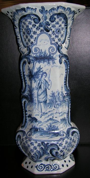 vase décoratif : La fileuse, vue générale - © Ministère de la Culture (France), Conservation des antiquités et des objets d'art de l'Indre, tous droits réservés 