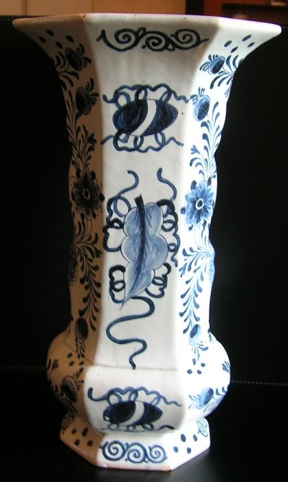 vase décoratif : La fileuse, vue générale du revers - © Ministère de la Culture (France), Conservation des antiquités et des objets d'art de l'Indre, tous droits réservés 