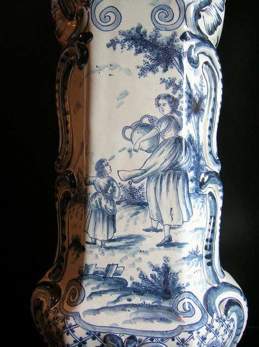 vase décoratif : La porteuse d'eau, vue partielle - © Ministère de la Culture (France), Conservation des antiquités et des objets d'art de l'Indre, tous droits réservés 