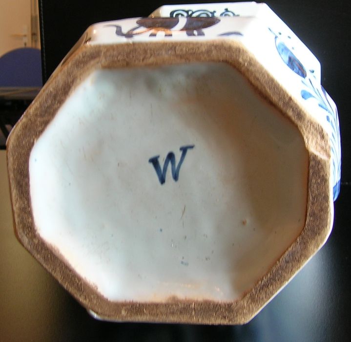 vase décoratif : La porteuse d'eau, détail de la marque - © Ministère de la Culture (France), Conservation des antiquités et des objets d'art de l'Indre, tous droits réservés 