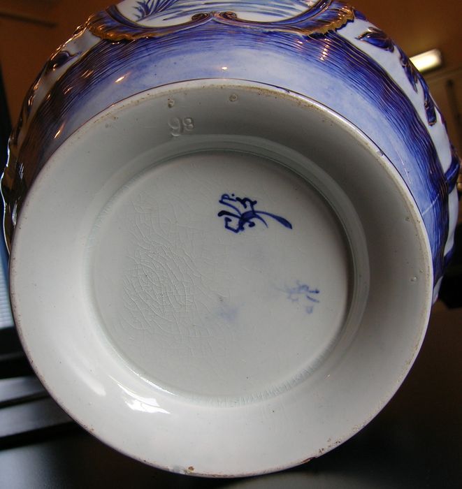 vase décoratif, détail de la marque - © Ministère de la Culture (France), Conservation des antiquités et des objets d'art de l'Indre, tous droits réservés 