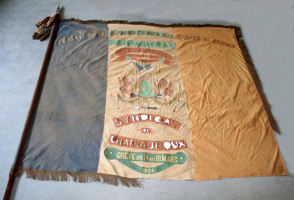 drapeau ou insigne (drapeau tricolore) : Fédération des manufactures des tabacs de France, Syndicat de Châteauroux, vue générale - © Ministère de la Culture (France), Conservation des antiquités et des objets d'art de l'Indre – Tous droits réservés 
