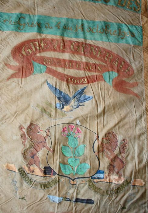 drapeau ou insigne (drapeau tricolore) : Fédération des manufactures des tabacs de France, Syndicat de Châteauroux, vue partielle - © Ministère de la Culture (France), Conservation des antiquités et des objets d'art de l'Indre – Tous droits réservés 