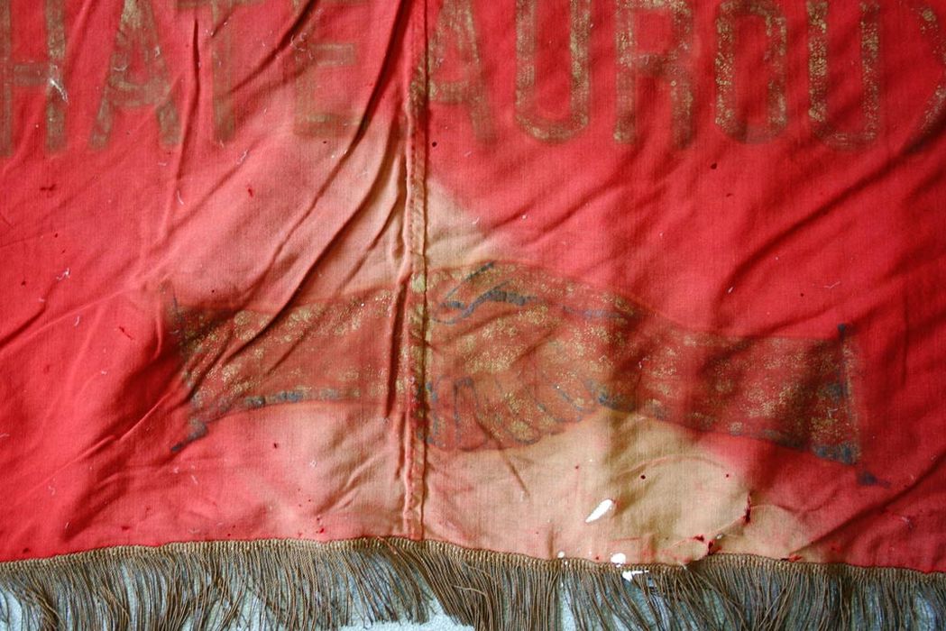 drapeau ou insigne : Union syndicale des ouvriers en bâtiments de Châteauroux fondée en 1895, détail - © Ministère de la Culture (France), Conservation des antiquités et des objets d'art de l'Indre – Tous droits réservés 