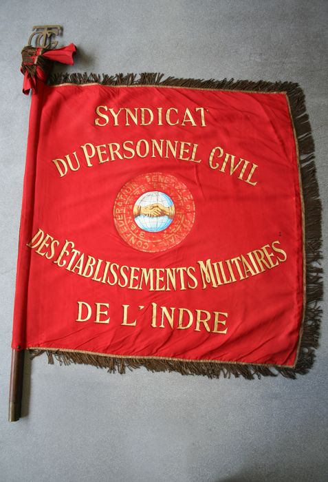 drapeau ou insigne : Syndicat du personnel civil des établissements militaires de l'Indre, vue générale - © Ministère de la Culture (France), Conservation des antiquités et des objets d'art de l'Indre, tous droits réservés 