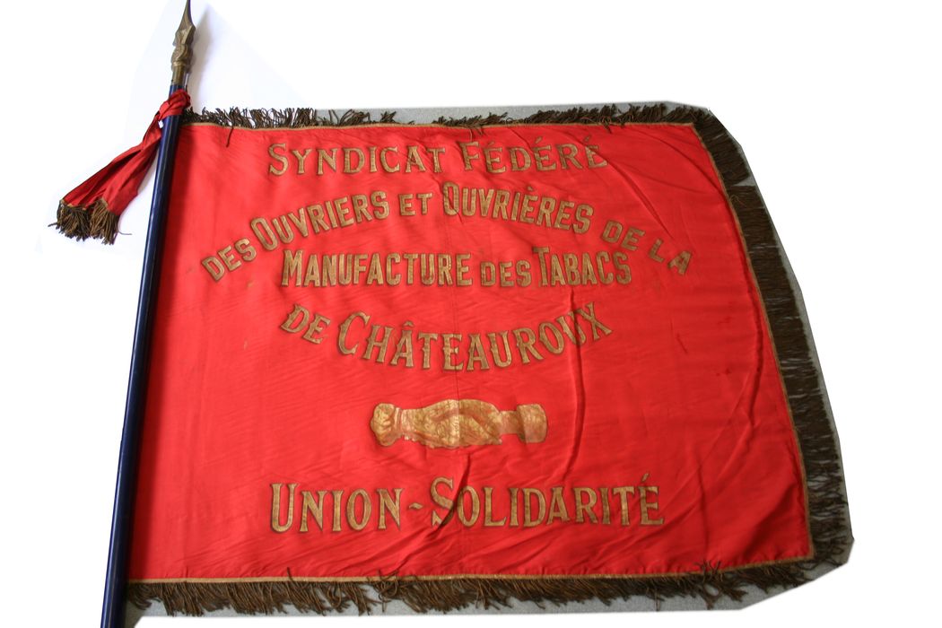 drapeau ou insigne : Syndicat fédéré des ouvriers et ouvrières de la manufacture des tabacs de Châteauroux, vue générale - © Ministère de la Culture (France), Conservation des antiquités et des objets d'art de l'Indre, tous droits réservés 