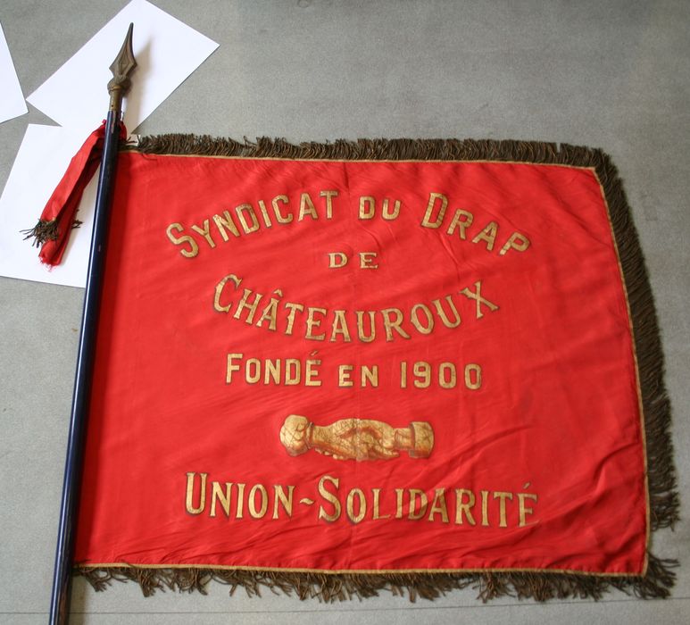 drapeau ou insigne : Syndicat du drap de Châteauroux, vue générale - © Ministère de la Culture (France), Conservation des antiquités et des objets d'art de l'Indre, tous droits réservés 