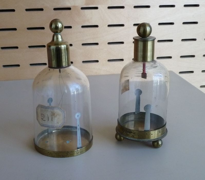 instrument de démonstration en électrostatique (électroscope) ou instrument de mesure des charges électrostatiques (électromètre), vue générale - © Ministère de la Culture (France), Conservation des antiquités et des objets d'art de l'Indre, tous droits réservés 
