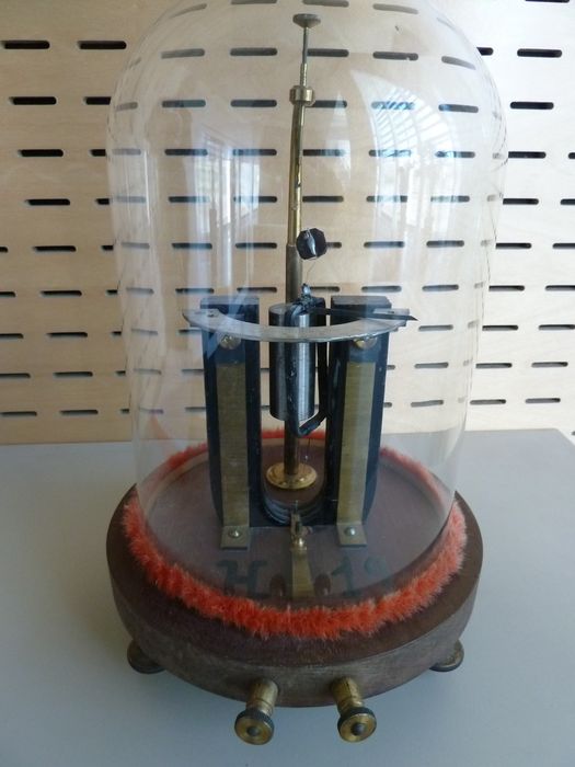 instrument de mesure de forces électromotrices (galvanomètre) Deprez et d'Arsonval, vue générale - © Ministère de la Culture (France), Conservation des antiquités et des objets d'art de l'Indre, tous droits réservés 