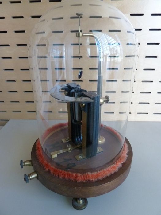 instrument de mesure de forces électromotrices (galvanomètre) Deprez et d'Arsonval, vue générale - © Ministère de la Culture (France), Conservation des antiquités et des objets d'art de l'Indre – Tous droits réservés 