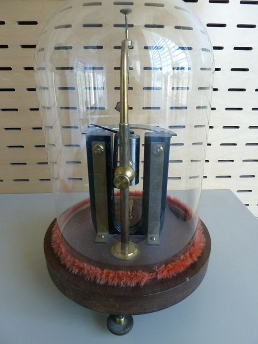 instrument de mesure de forces électromotrices (galvanomètre) Deprez et d'Arsonval, vue générale - © Ministère de la Culture (France), Conservation des antiquités et des objets d'art de l'Indre – Tous droits réservés 