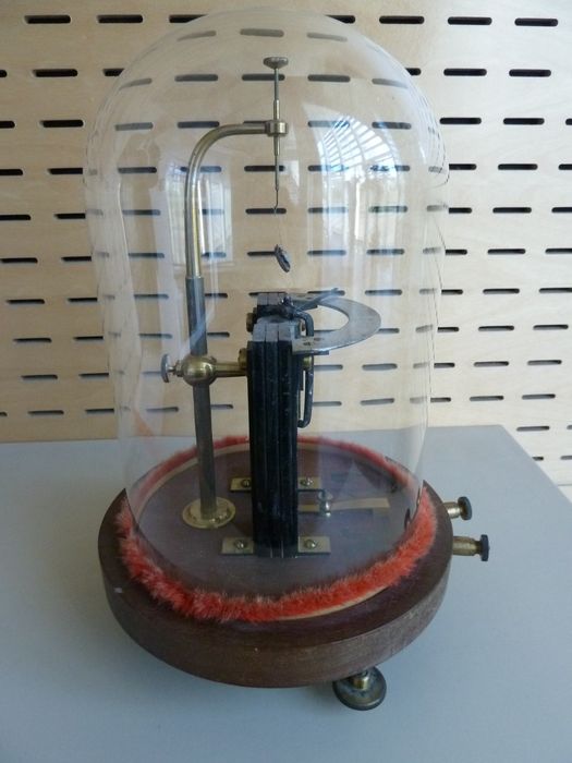 instrument de mesure de forces électromotrices (galvanomètre) Deprez et d'Arsonval, vue partielle - © Ministère de la Culture (France), Conservation des antiquités et des objets d'art de l'Indre, tous droits réservés 