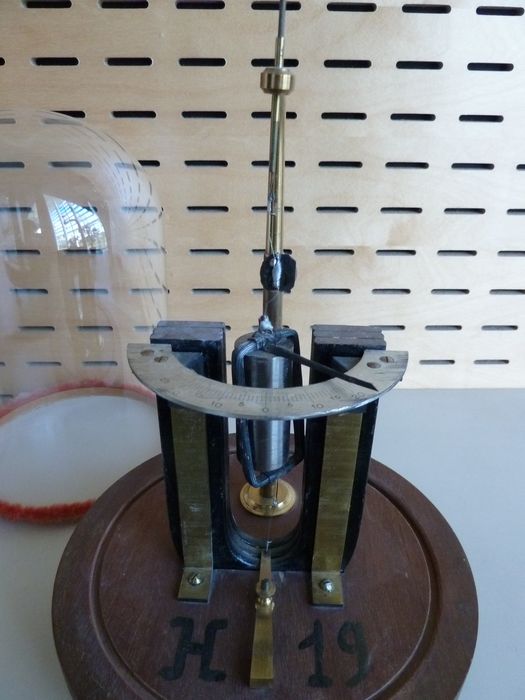 instrument de mesure de forces électromotrices (galvanomètre) Deprez et d'Arsonval : mécanisme, vue générale - © Ministère de la Culture (France), Conservation des antiquités et des objets d'art de l'Indre – Tous droits réservés 