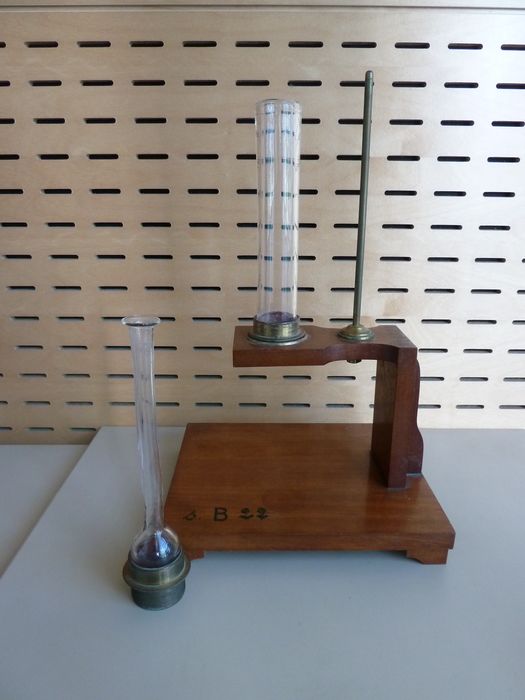 instrument de mesure de forces électromotrices (galvanomètre) Deprez et d'Arsonval : mécanisme, vue générale - © Ministère de la Culture (France), Conservation des antiquités et des objets d'art de l'Indre, tous droits réservés 