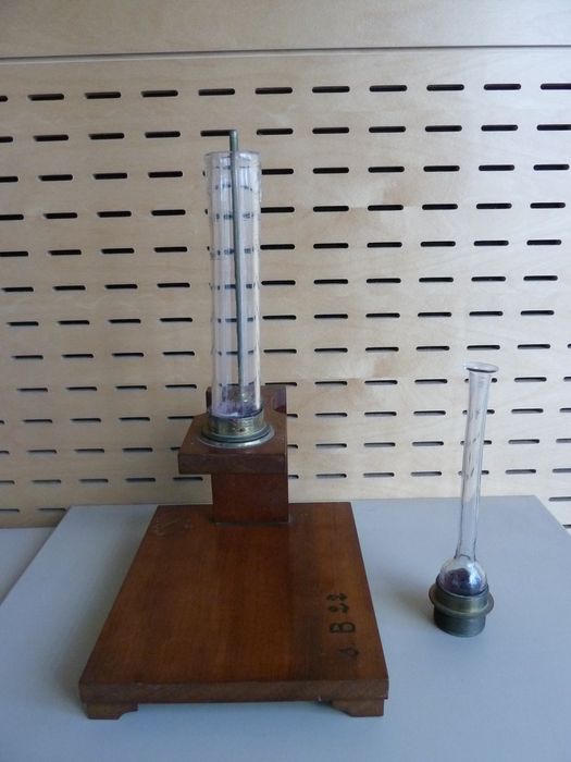 instrument de mesure des forces des poids ou des pressions (porte-tube d'un appareil de Masson), vue générale - © Ministère de la Culture (France), Conservation des antiquités et des objets d'art de l'Indre, tous droits réservés 