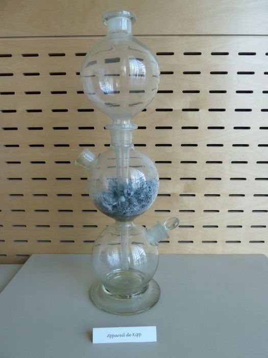 lycée Pierre-et-Marie-Curie : générateur de gaz (appareil de Kipp), vue générale - © Ministère de la Culture (France), Conservation des antiquités et des objets d'art de l'Indre – Tous droits réservés 