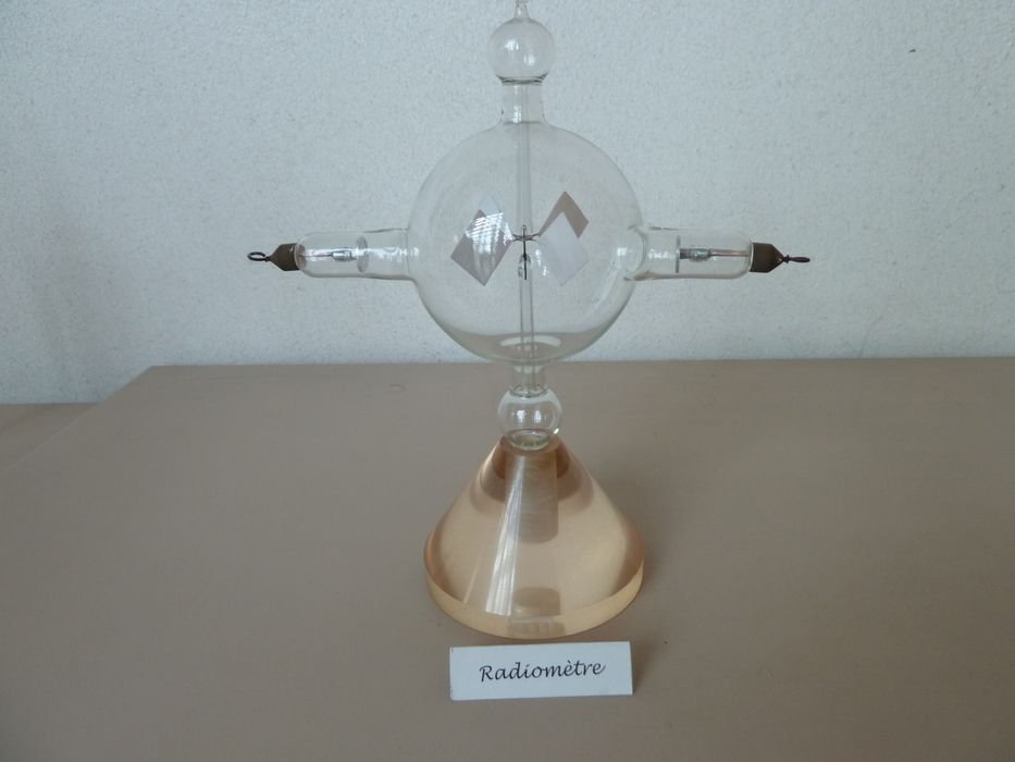 instrument de mesure des phénomènes ondulatoires électromagnétiques (radiomètre), vue générale - © Ministère de la Culture (France), Conservation des antiquités et des objets d'art de l'Indre – Tous droits réservés 