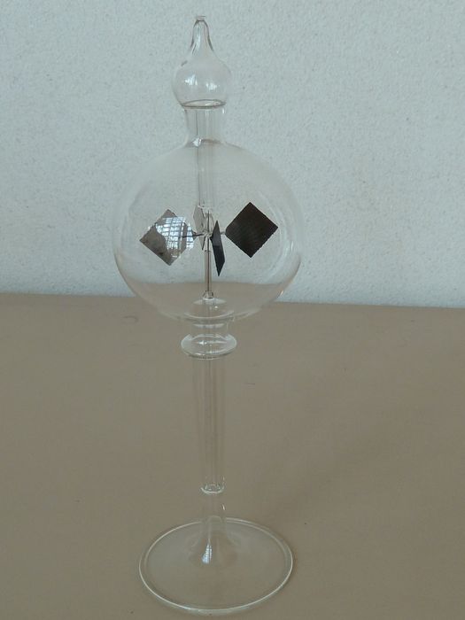 instrument de mesure des phénomènes ondulatoires électromagnétiques (radiomètre de Crookes), vue générale - © Ministère de la Culture (France), Conservation des antiquités et des objets d'art de l'Indre, tous droits réservés 