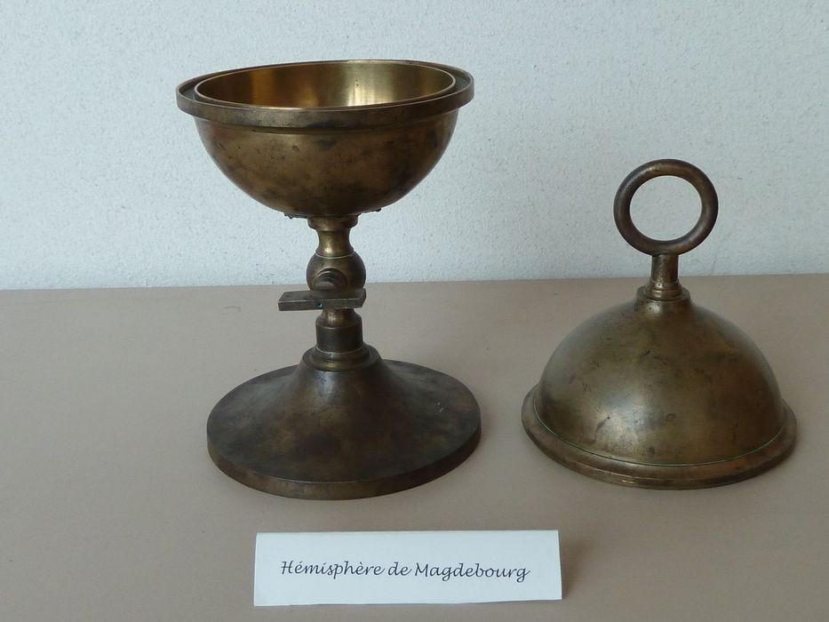 instrument de démonstration de phénomènes physiques dit hémisphères de Magdebourg, vue générale - © Ministère de la Culture (France), Conservation des antiquités et des objets d'art de l'Indre, tous droits réservés 