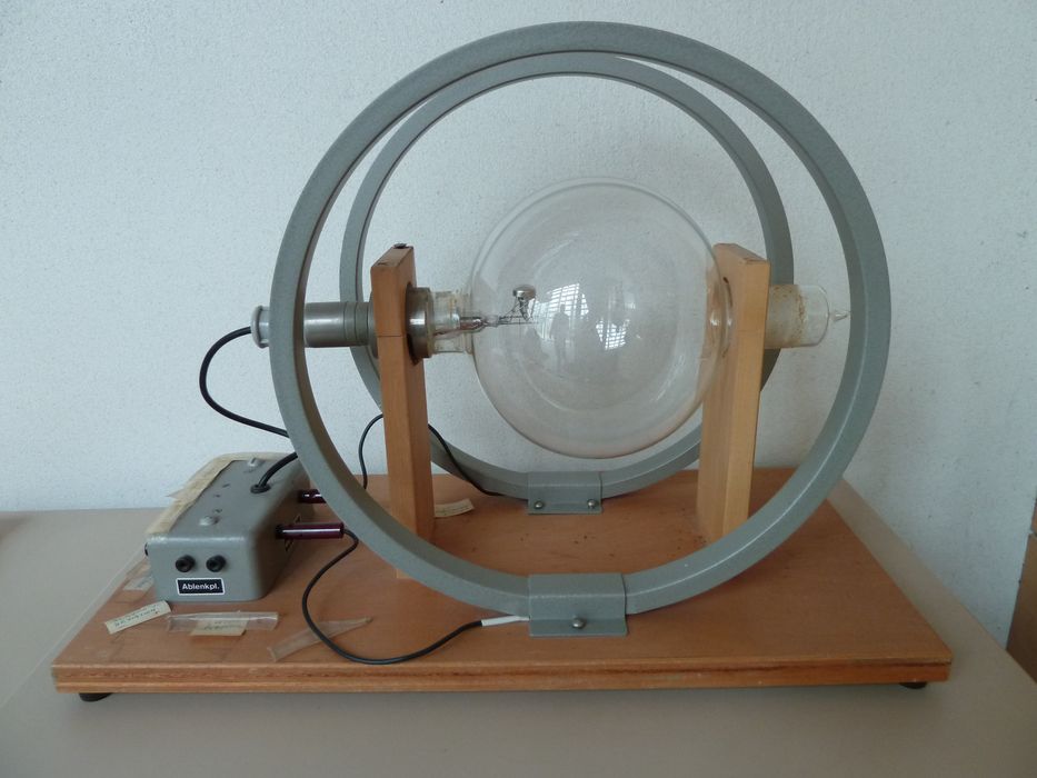 instrument de démonstration en électrodynamique (appareil à pinceau circulaire d'électrons), vue générale - © Ministère de la Culture (France), Conservation des antiquités et des objets d'art de l'Indre, tous droits réservés 